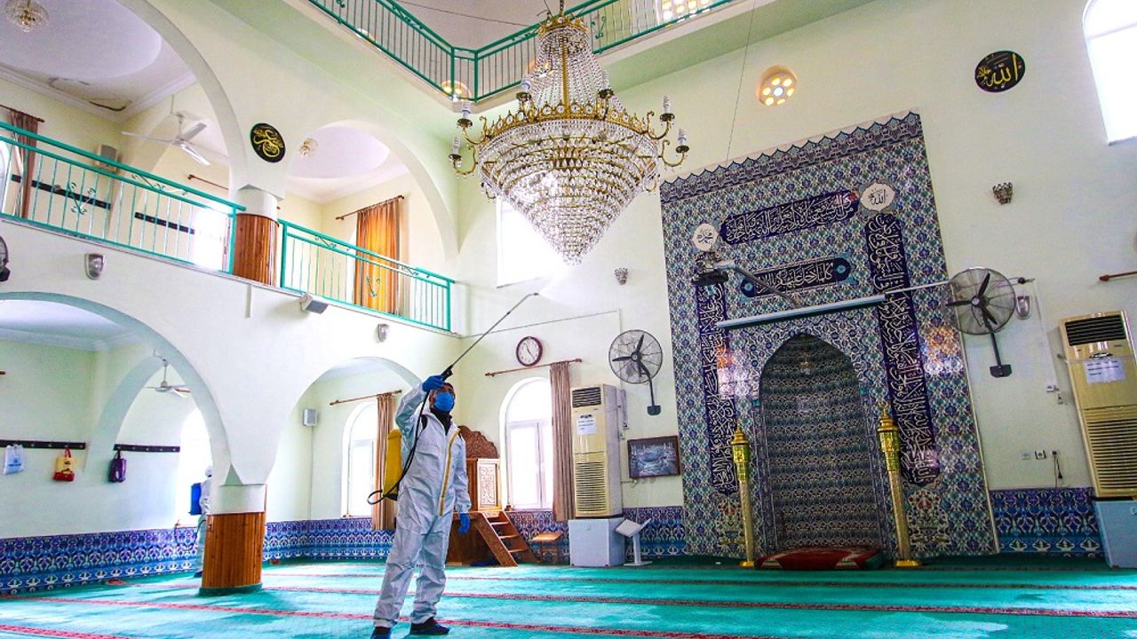 Bayraklı'da ibadethaneler Ramazana hazır