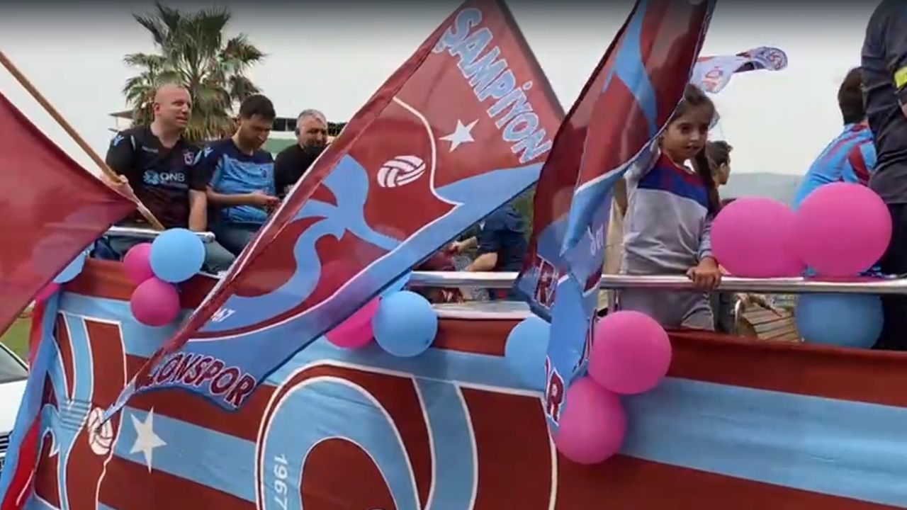 İzmir’de, Trabzonsporlulardan Şampiyonluk kutlaması