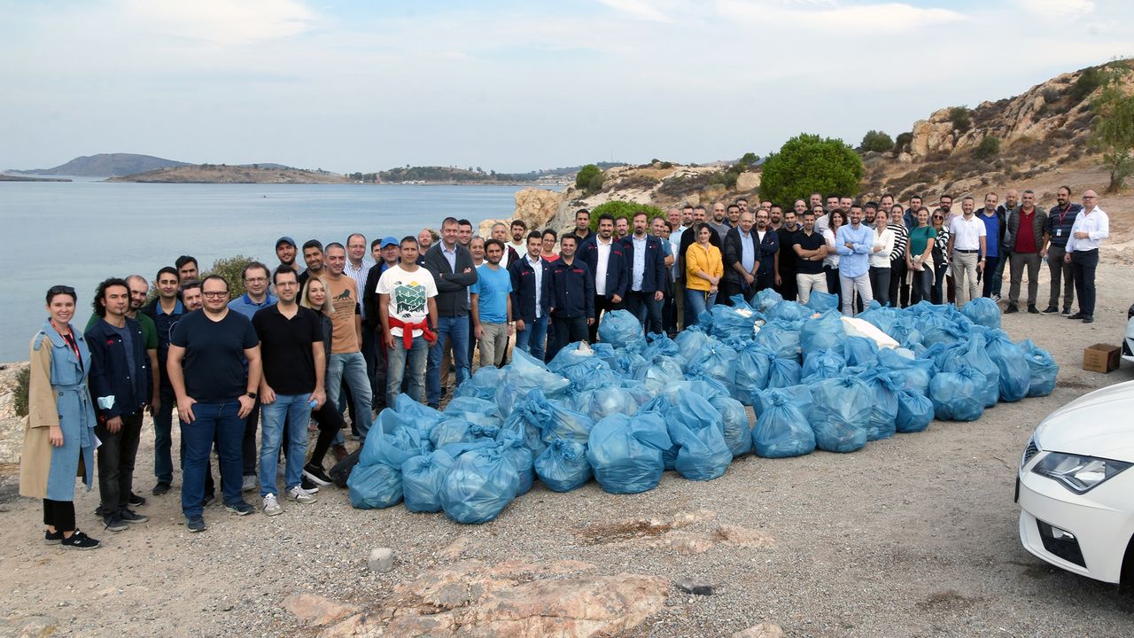 Vestel kıvılcımları Foça'da çevre temizliği yaptı
