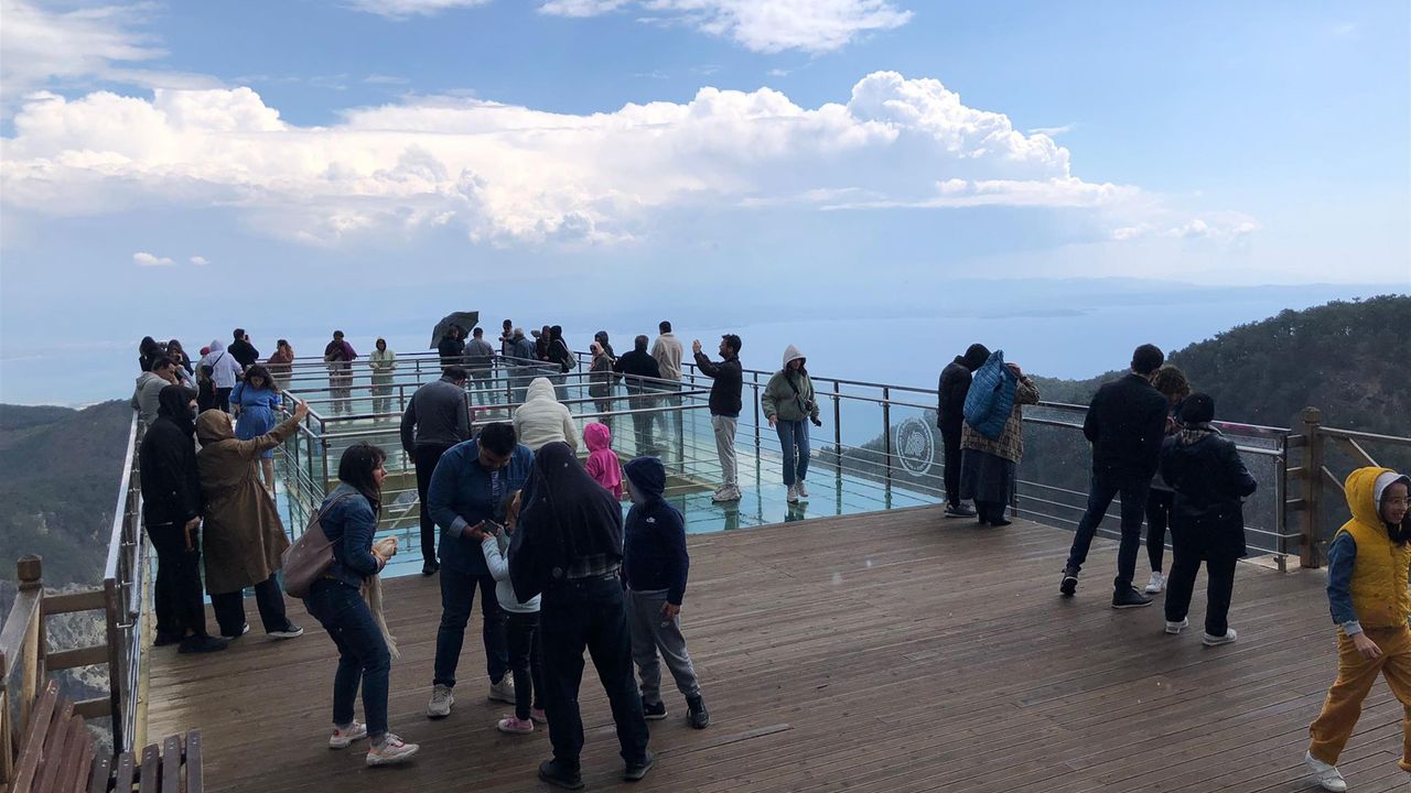 Cam Seyir Terası'na bayramda ziyaretçi akını