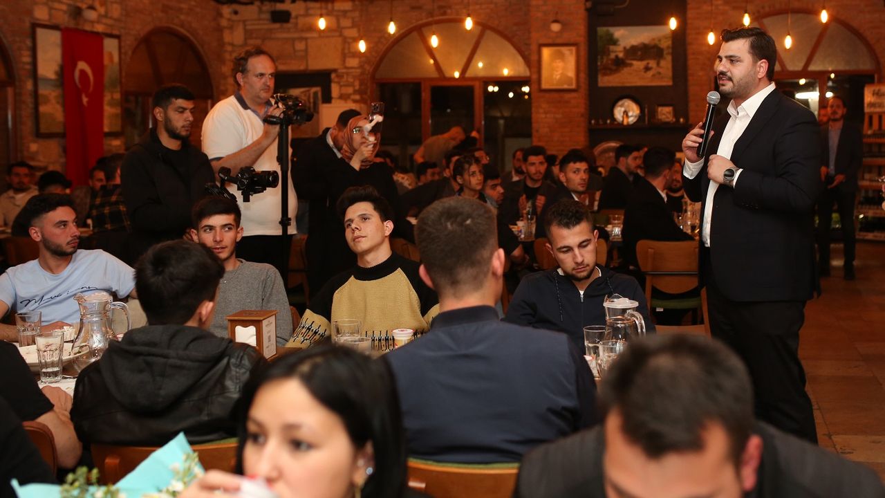 AK Partili İnan’dan İzmir’de, gençliğe yapılan yatırım raporu