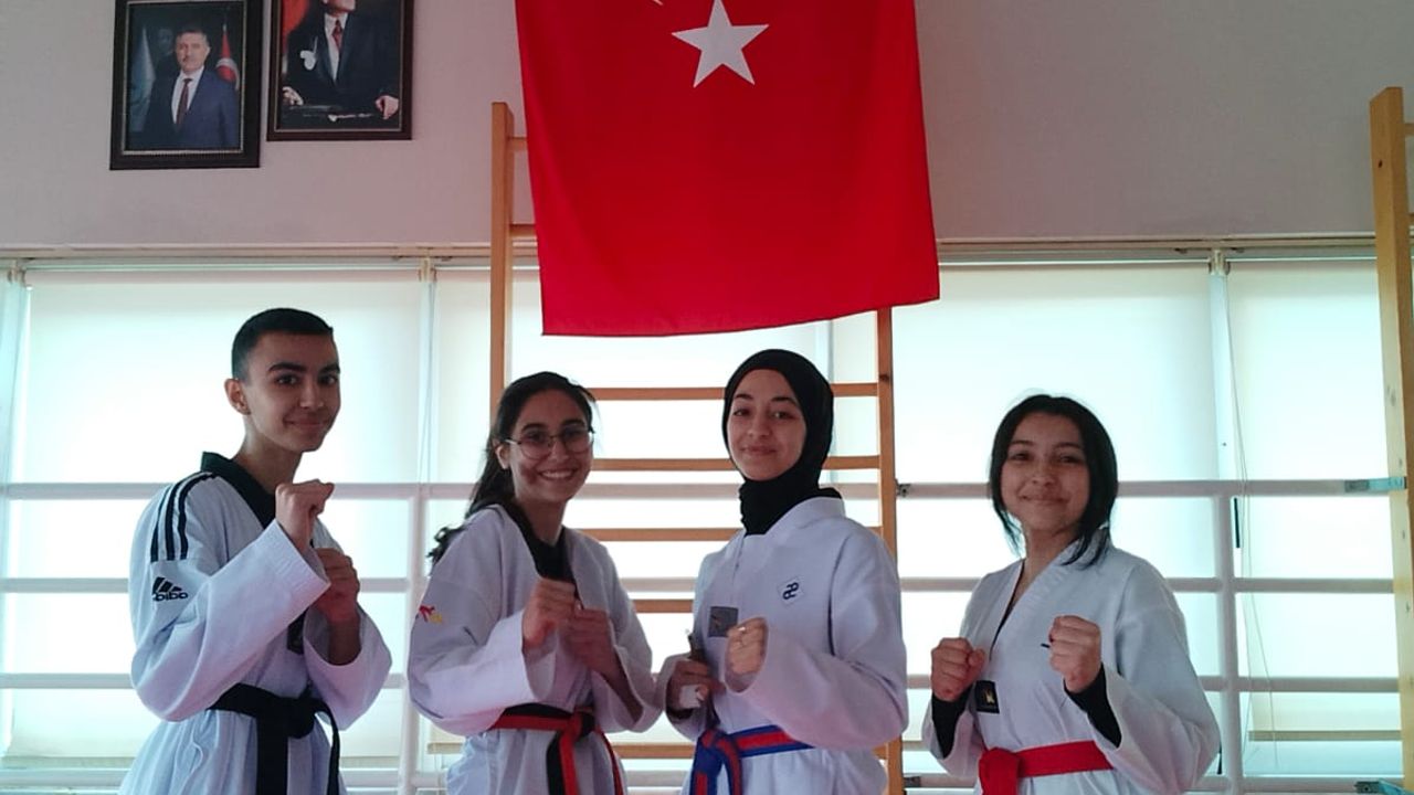 Karşıyaka Gazi Anadolu Lisesi başarılı sporcular yetiştirmeye devam ediyor