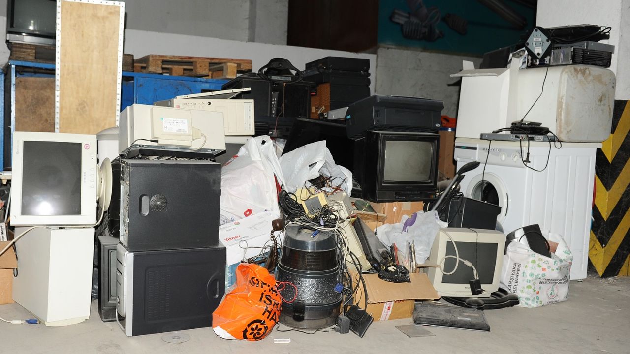 Karşıyaka’da elektronik atıklar, öğrenciler için tablete dönüşüyor