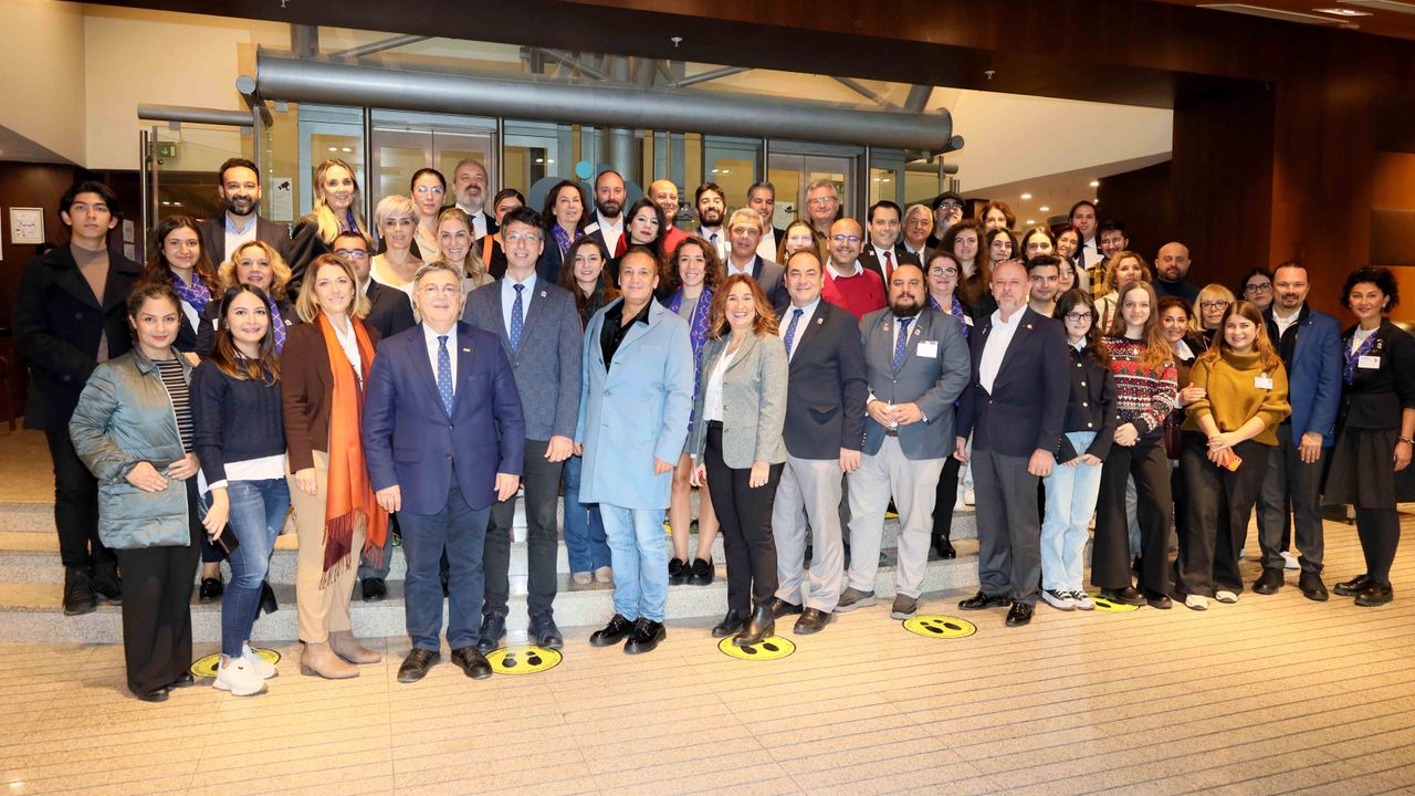 İzmir’in Rotary Kulüpleri Eğitimde buluştu  Kurumsal kimlik ve iletişimi konuştular
