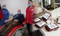 İzmirli eğitimciden rekor kan bağışı