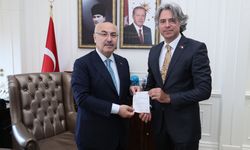 İzmir Valisi Köşger, kurban bağışını Kızılay’a yaptı