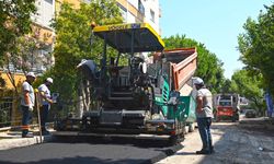 Karabağlar'da asfaltlama çalışmaları sıcak dinlemiyor