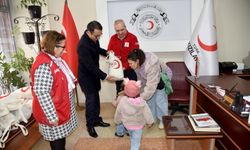 Kızılay Menemen,çocukların hem kalbini hem ellerini ısıtıyor