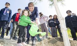 Başkan Tugay çocuklara verdiği sözü tuttu, fidanlar toprakla buluştu
