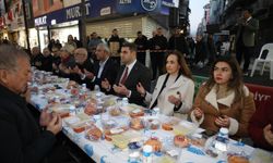 Karşıyaka Çarşı’ya dev sofra: 5 bin kişi iftarda buluştu!