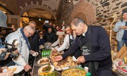 Başkan Tugay Tire’de önlük giydi, mutfağa girdi, yemek yaptı