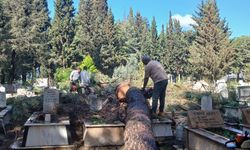 Fırtınadan etkilenen mezarlıklara hızlı müdahale