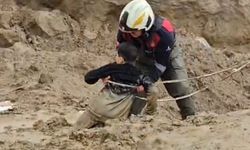 Torbalı'da çamura saplanan iki çocuğu itfaiye kurtardı