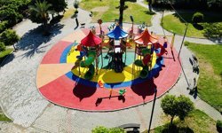 NARLIDERE’DE OYUN PARKI ZEMİNLERİ YENİLENİYOR