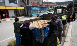 Güzelbahçe Belediyesi’nden Vatandaşa Ücretsiz Patates ve Soğan Desteği