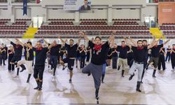 “İzmir'de zeybek bilmeyen kalmasın” çağrısı 500 kişilik topluluğa dönüştü