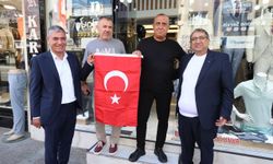 Buca’da 30 Ağustos öncesi esnafa bayrak dağıtıldı