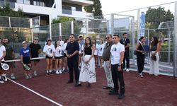 Çeşme’de spora yeni yatırım: 16 Eylül Kurtuluş Parkı’na padel kortu kazandırıldı