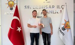 AK Parti İzmir İl Gençlik Kolları’ndan Anlamlı Kutlama: 25. Yılda, 25 Yaşındaki Gençlerle Doğum Günü Kutlamaları
