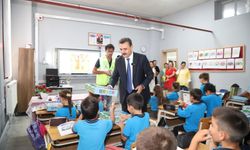 Dikili Belediyesi’nden ilk ders heyecanına anlamlı destek: 453 öğrenciye eğitim seti