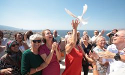 Konak’ta Dünya Barış Günü’nde gökyüzüne rengarenk balonlar salındı