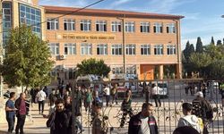 TURGUTLU’DA OKUL ÖNÜNDE SİLAHLI SALDIRI: YARALILAR VAR, SALDIRGAN YAKALANDI