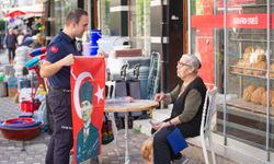 NARLIDERE BELEDİYESİ’NDEN CUMHURİYET BAYRAMI ÖNCESİNDE ESNAFA BAYRAK DAĞITIMI
