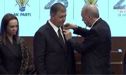 İZMİR’DE YENİ DÖNEM: CEMİL TUGAY AK PARTİ’YE KATILDI, ROZETİNİ CUMHURBAŞKANI RECEP TAYYİP ERDOĞAN TAKTI