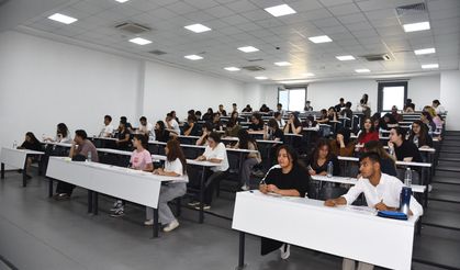 Menemen’de YKS öncesi prova üniversite amfisinde