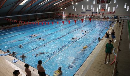 Karşıyaka’da yüzme zamanı: Yaz tatili havuz keyfiyle taçlanıyor