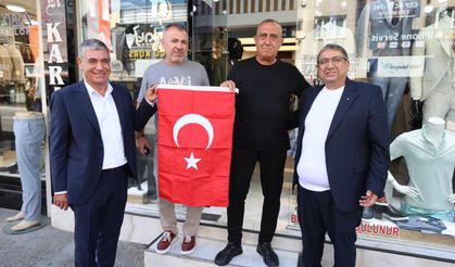 Buca’da 30 Ağustos öncesi esnafa bayrak dağıtıldı