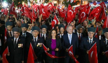 Karşıyaka’da 9 Eylül coşkusu sokakları kırmızı beyaza bürüdü