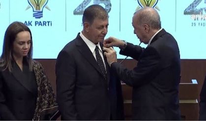 İZMİR’DE YENİ DÖNEM: CEMİL TUGAY AK PARTİ’YE KATILDI, ROZETİNİ CUMHURBAŞKANI RECEP TAYYİP ERDOĞAN TAKTI