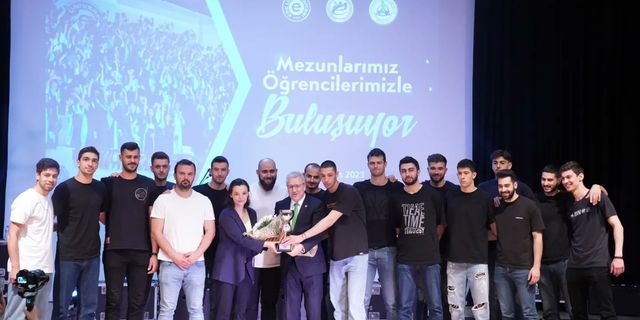 EÜ Erkek Voleybol Takımı Türkiye şampiyonu!