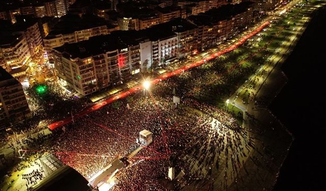 İzmir'de Cumhuriyet coşkusu; 350 metrelik Türk bayrağı