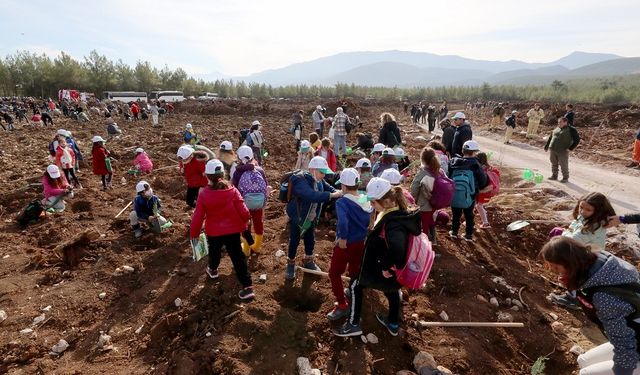 İzmir'de 65 bin fidan toprakla buluştu