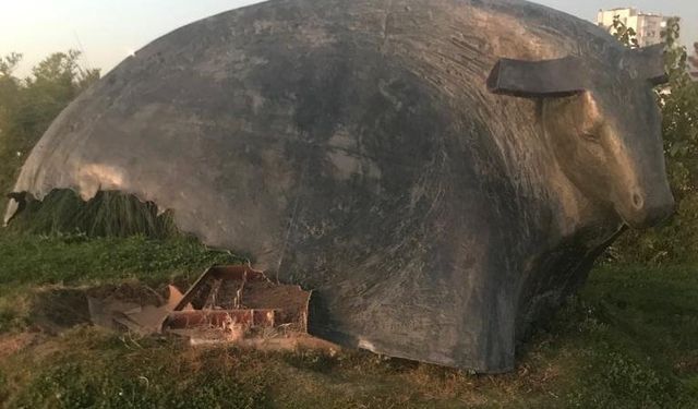 Büyükşehir'in heykellerine saldırı!