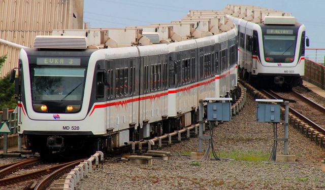 İzmir metrosu arıza verdi!