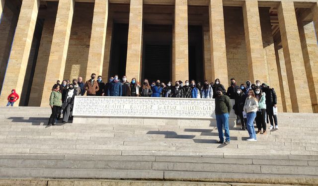 Kınık Belediyesi öğrencilerle birlikte Anıtkabir'de