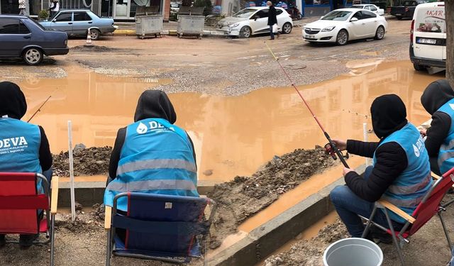 Torbalı'nın sokaklarında olta attılar!