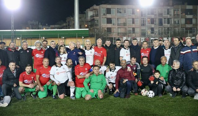Futbolun efsaneleri Karşıyaka'da sahaya çıktı