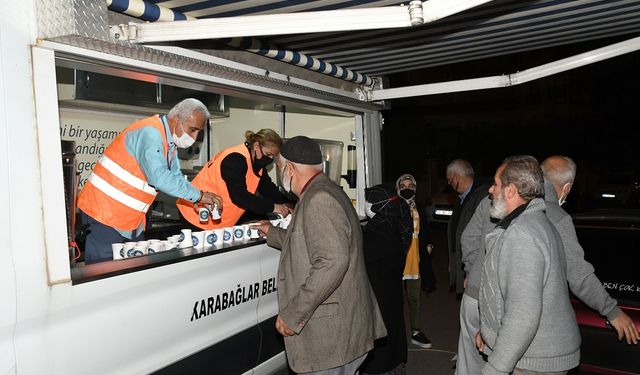 Karabağlar Belediyesi’nden vatandaşlara şerbet ikramı