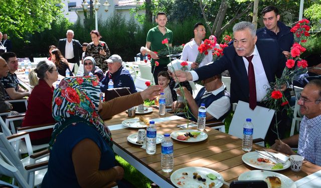 Torbalı Belediyesi’nden Anneler Günü’ne özel kahvaltı