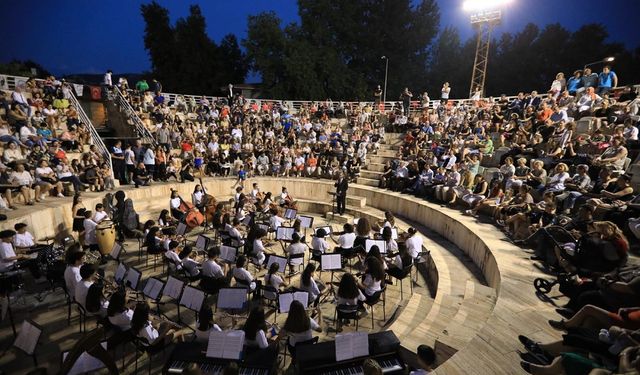 Narlıdere ve Efes Selçuk çocuklarından muhteşem performans