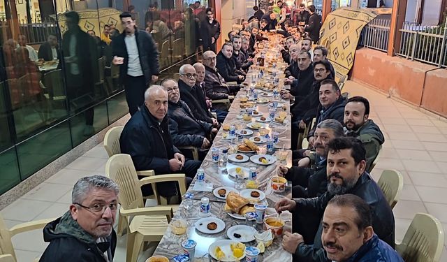 Karşıyaka çarşı esnafı birlikte iftar açtı