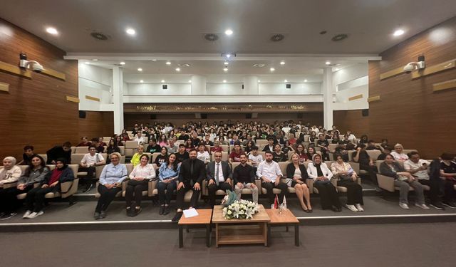 15 Temmuz Şehitleri konferans salonunda gençlik söyleşisi gerçekleştirildi