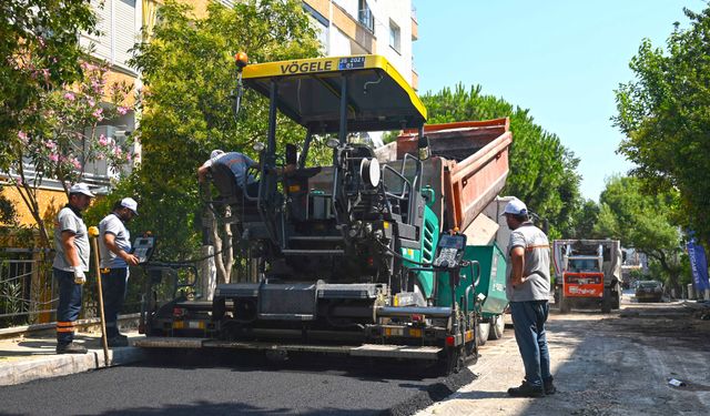 Karabağlar'da asfaltlama çalışmaları sıcak dinlemiyor