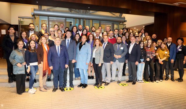 İzmir’in Rotary Kulüpleri Eğitimde buluştu  Kurumsal kimlik ve iletişimi konuştular