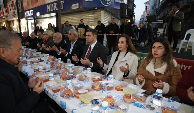 Karşıyaka Çarşı’ya dev sofra: 5 bin kişi iftarda buluştu!