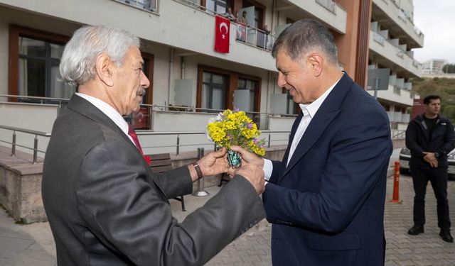 Başkan Tugay huzurevi sakinleriyle bayramlaştı